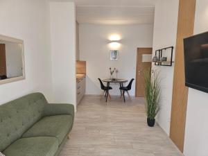 salon z kanapą i stołem w obiekcie Apartments Cocaletto5 w Rovinj