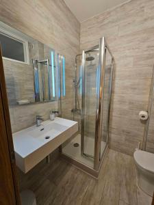 łazienka z umywalką i prysznicem w obiekcie Apartments Cocaletto5 w Rovinj +25 zdjęć