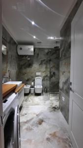 un bagno sporco con due water e una doccia di Happy Blue 1 a Vlorë