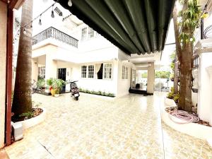 Το κτήριο όπου στεγάζεται  η βίλα