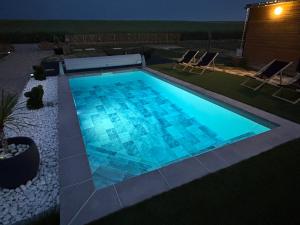 Una piscina en un patio por la noche. en Lodge Lady Tipi 2,  14 fotos más