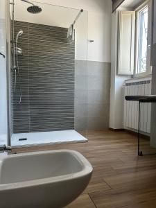a bathroom with a sink and a glass shower at LA POLVERISTA Appartamento riservato e comodo in Bellizzi Irpino +31 photos