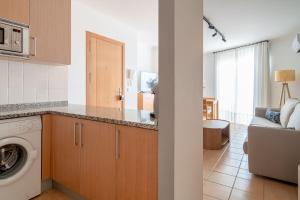 a kitchen and living room with a washing machine at La Francesa Algarve in Monte Gordo