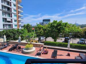 een groep mensen in stoelen naast een zwembad bij The Condo 88 Wohnung 42-179 in Hua Hin