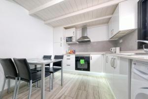 Køkken eller tekøkken på Bungalow La Marisma - By Lanzarote Vacation Homes