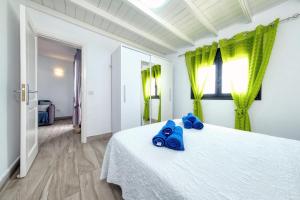 En eller flere senge i et værelse på Bungalow La Marisma - By Lanzarote Vacation Homes