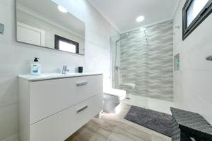 Et badeværelse på Bungalow La Marisma - By Lanzarote Vacation Homes + 15 billeder