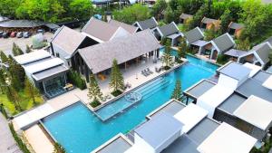 une vue aérienne d'un complexe hôtelier avec piscine dans l'établissement See Stars & Forest Resort, à Amphoe Sawang Daen Din