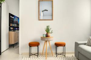 TV a/nebo společenská místnost v ubytování Heart of Florentin Stylish Stay by Sea N' Rent