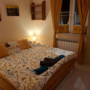 Posteľ alebo postele v izbe v ubytovaní Domki i apartamenty nad jeziorem solińskim z basenem I widokiem na góry