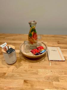 a table with a vase and a plate of candy at Vakantieverblijf Les Graminées in Koksijde
