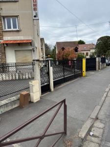 Η γειτονιά γύρω από ή μία γειτονιά κοντά σε αυτό το δωμάτιο σε οικογενειακή κατοικία