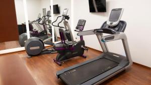 Fitness centrum a/nebo fitness zařízení v ubytování Hotel Abastos Plaza