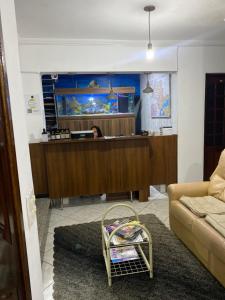 a waiting room with a desk with a fish tank at Hostel Anprado # 8 kit café incluso, Próx-Aeroporto de Guarulhos in Guarulhos