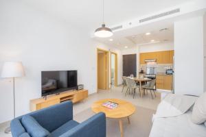 Gallery image of Comfy Downtown Apartment Sleeps 2 with Pool Access in Dubai +24 photos