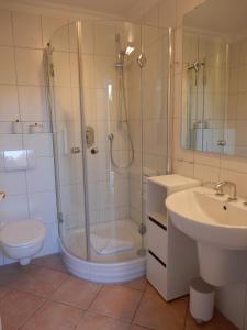 Un baño con ducha, inodoro y lavabo. en Refugium im Brook Timmendorfer Strand, en Timmendorfer Strand