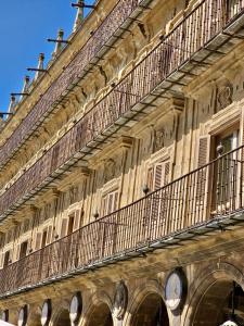 a building with a balcony on the side of it at El capricho II en la Plaza Mayor centro Salamanca by keyhom in Salamanca