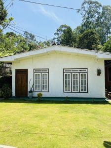 NikawatawanaにあるBloom house homestayの白い家