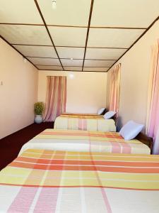 NikawatawanaにあるBloom house homestayの寝室に並んで置かれた2つのベッド