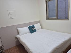 Uma cama ou camas num quarto em 幸運草輕旅