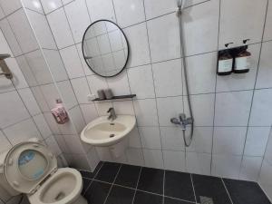 Koupelna v ubytování 幸運草輕旅 + 17 fotografií