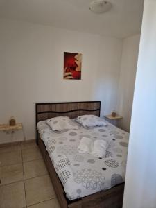 sypialnia z łóżkiem z 2 poduszkami w obiekcie rêve méditerranéen, Maison de rêve w mieście Le Barcarès