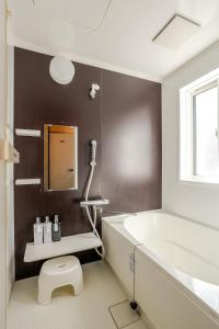 軽井沢町にあるMizunara Terrace Karuizawaの浴槽、トイレ、洗面台を備えたバスルーム +38枚の写真