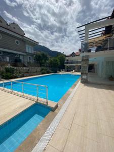 ein Swimmingpool mitten in einem Haus in der Unterkunft Olivia Apartment at Ölüdeniz - Central in Oludeniz + 27 Fotos