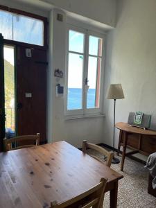 a living room with a wooden table and a window at La Scuna Guest House in Corniglia