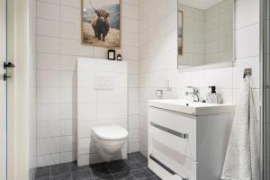 Ένα μπάνιο στο Large luxurious apartment with private terrace and parking