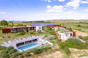 una vista aérea de una casa con piscina en Gîte Mas Palat, en Gignac