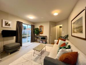 メスベンにあるSweet Methven Getaway - Two Bedroom Apartmentのソファとテレビのあるリビングルーム