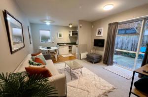 メスベンにあるSweet Methven Getaway - Two Bedroom Apartmentのソファとテーブルのあるリビングルーム
