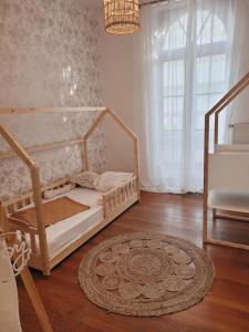 een slaapkamer met een stapelbed en een trap bij Maison Essentielle in Tournon-sur-Rhône +5 foto's