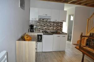 Kuchyň nebo kuchyňský kout v ubytování Chambres d'Hotes La Mouline