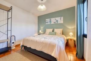 a bedroom with a bed and a window at La Kaz Mamie in Petite Île