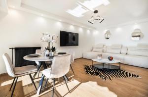 TV a/nebo společenská místnost v ubytování Prestigious apartment in Cannes