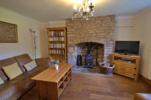โทรทัศน์และ/หรือระบบความบันเทิงของ Bridge Cottage Hot tub Enclosed garden Tranquility