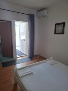 Postel nebo postele na pokoji v ubytování Tonica Put rive 17