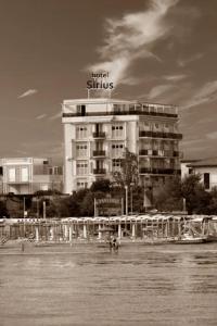 Výhled na řeku, která protéká v blízkosti hotelu