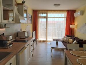 Kuchyň nebo kuchyňský kout v ubytování Apartment White dolphin GreeenLife