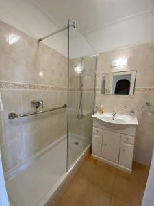 Koupelna v ubytování Luz dream apartment 22G above beach + 19 fotografií