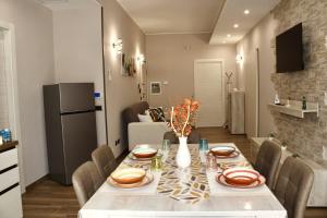 a kitchen and dining room with a table and chairs at Carpe Diem Casa Vacanze in Massafra