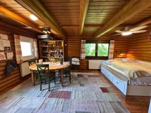 A bed or beds in a room at Gemütliche Blockhütte in Wiennähe