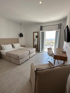 Televízia a/alebo spoločenská miestnosť v ubytovaní Anna-Maria Mykonos Hotel