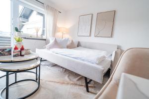 ein kleines Schlafzimmer mit einem Bett und einem Tisch in der Unterkunft Gemütliche Ferienwohnung mit Berg und Alpsee Panorama im Allgäu in Immenstadt im Allgäu