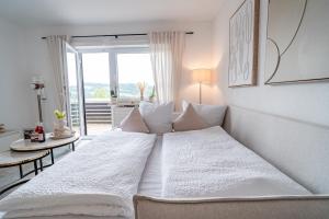 Ein Bett oder Betten in einem Zimmer der Unterkunft Gemütliche Ferienwohnung mit Berg und Alpsee Panorama im Allgäu