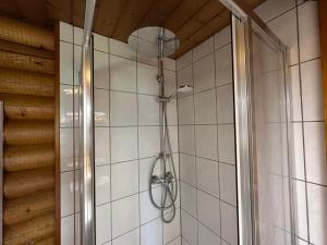 A bathroom at Gemütliche Blockhütte in Wiennähe