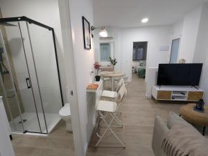 a living room with a television and a couch at Alojamiento huerto Altabix in Elche