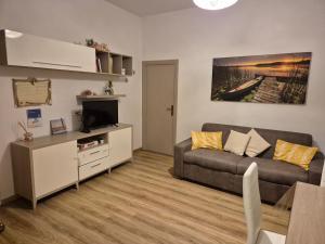 Una sala de estar con un sofá y un televisor. en Casa Argentina, en Capoliveri